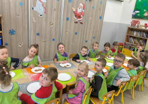 Dzieci podczas warsztatów piernikowych