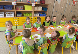 Dzieci podczas warsztatów piernikowych