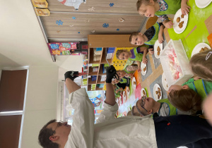 Dzieci podczas warsztatów piernikowych