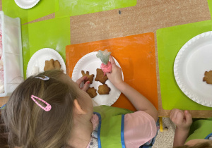 Dziewczynka podczas warsztatów piernikowych