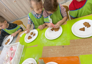 Dzieci podczas warsztatów piernikowych