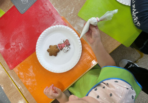 Dzieci podczas warsztatów piernikowych