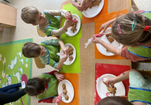 Dzieci podczas warsztatów piernikowych