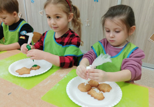 Dzieci podczas warsztatów piernikowych