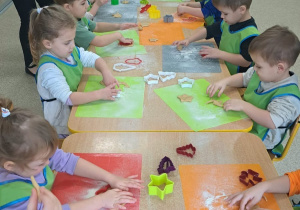 Dzieci podczas warsztatów piernikowych