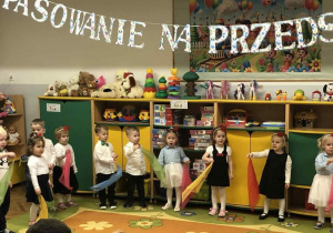 Dzieci tańczą z chusteczkami