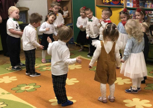 Dzieci podczas tańca