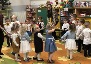 Zabawa z gumą sensoryczną