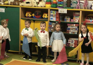 Dzieci podczas tańca z chusteczkami