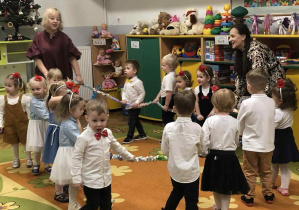 Zabawa z gumą sensoryczną