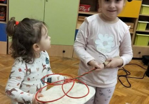 Dziewczynki - aniołki sprzątają