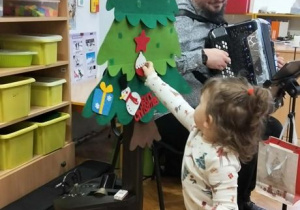 Dziewczynka dekoruje choinkę