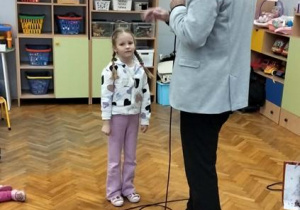 Dziewczynka opowiada o zwyczajach świątecznych