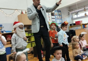 Przedszkolaki śpiewają kolędę