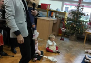 Pan Maciek trzyma dziewczynkę na rękach