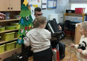 Dzieci dekorują choinkę