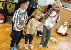 Dzieci przebrane za góralską rodzinę