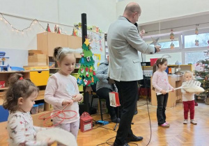 Przedszkolaki - aniołki sprzątają