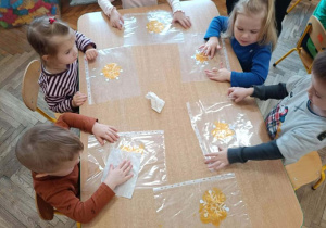 Przedszkolaki ozdabiają gwiazdki