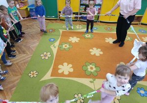 Dzieci tańczą z gumą sensoryczną