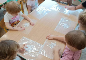 Maluszki ozdabiają gwiazdki