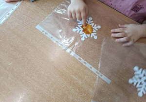 Dziecko ozdabia gwiazdkę