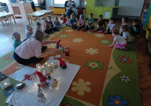 Przedszkolaki słuchają opowieści nauczycielki