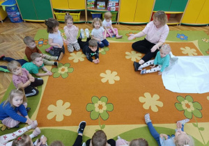 Dzieci śpiewają piosenkę