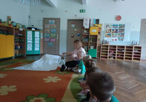 Nauczycielka rozpoczyna lekcję ciszy