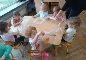 Dzieci ozdabiają gwiazdki