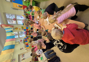 Dzieci ozdabiają pierniczki