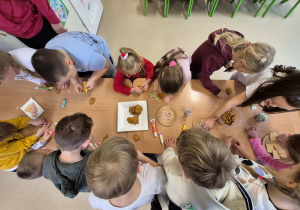 Dzieci ozdabiają pierniczki