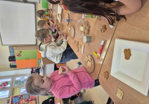 Dzieci ozdabiają pierniczki