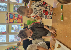 Dzieci ozdabiają pierniczki