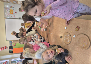 Dzieci ozdabiają pierniczki