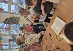 Dzieci ozdabiają pierniczki