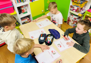 Chłopcy piszą listy do Mikołaja