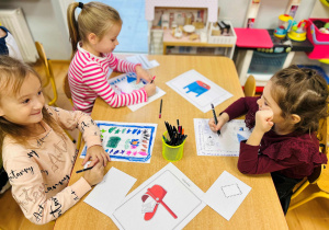 Przedszkolaki piszą listy do babci i dziadka