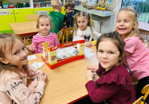 Dzieci bawią się w pocztę