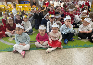 Dzieci podczas wspólnego kolędowania