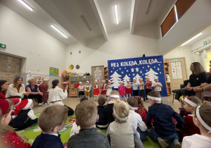 Dzieci podczas wspólnego kolędowania