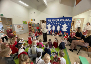 Dzieci z grupy Myśliciele podczas wspólnego kolędowania