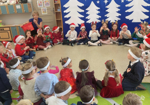 Dzieci podczas wspólnego Dzieci z grupy Myśliciele podczas wspólnego kolędowania