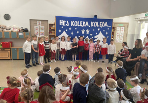 Dzieci z grupy Wynalazcy podczas wspólnego kolędowania