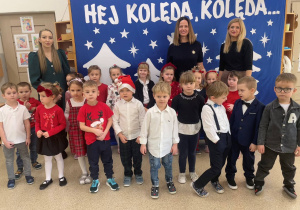 Dzieci z grupy Tropiciele wraz z nauczycielką i Paniami Dyrektor