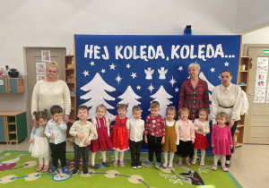 Dzieci z grupy Poszukiwacze wraz z nauczycielkami