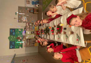 Dzieci przy wigilijnym obiedzie