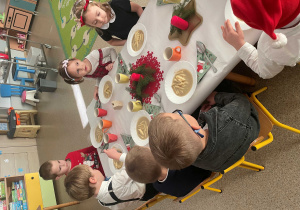 Dzieci przy wigilijnym obiedzie v