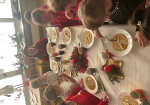 Dzieci przy wigilijnym obiedzie