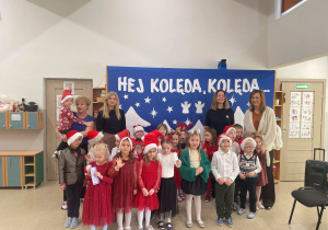 Dzieci z grupy Myśliciele wraz z nauczycielkami i Paniami Dyrektor